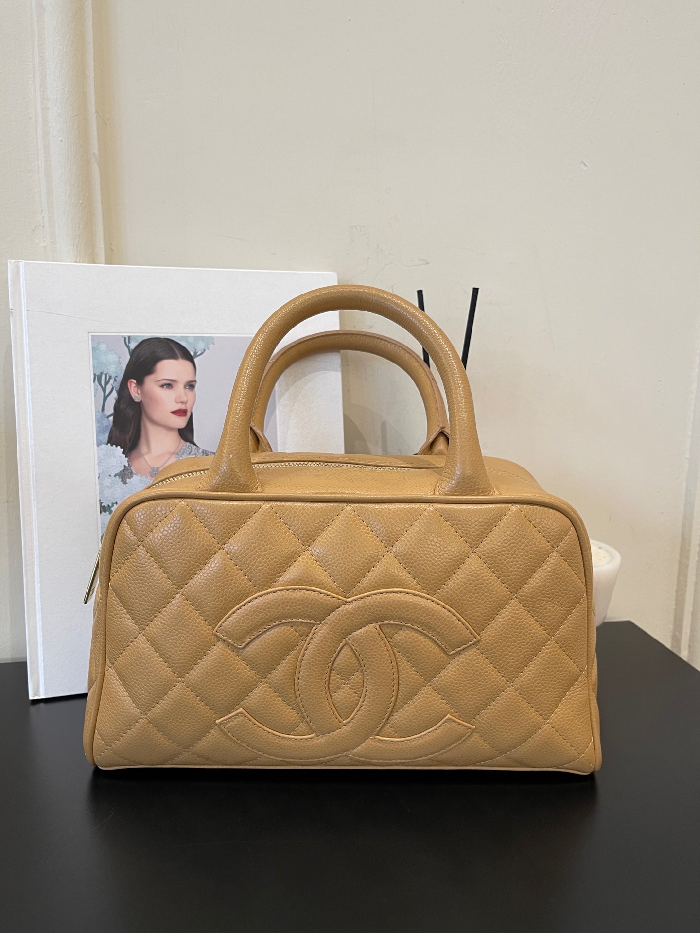 Chanel - Bowling bag - Leather - Beige - (medium)