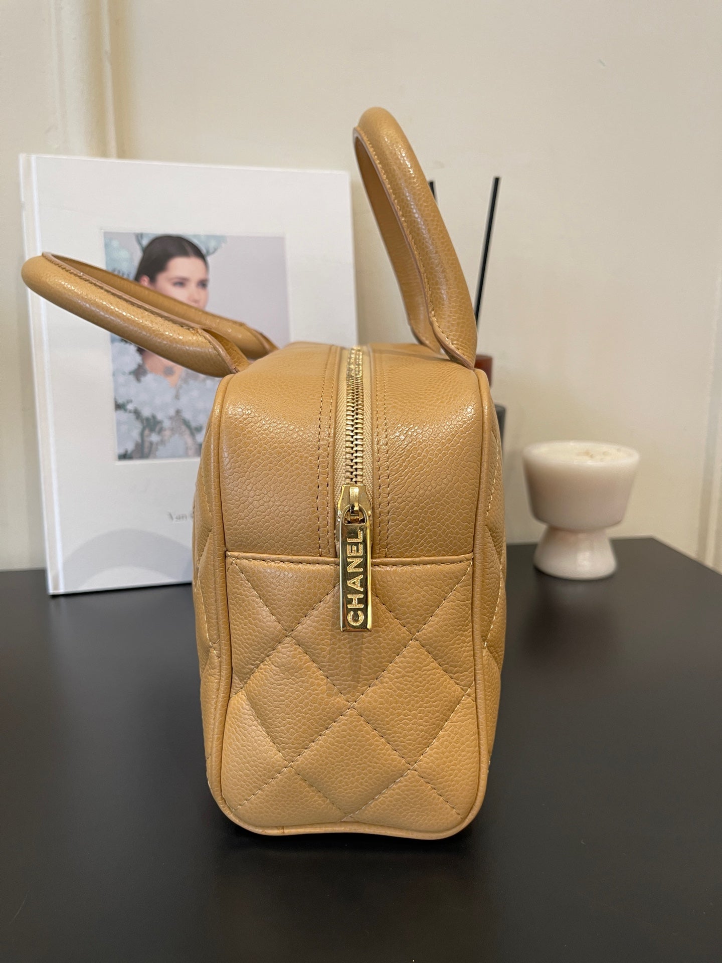 Chanel - Bowling bag - Leather - Beige - (medium)