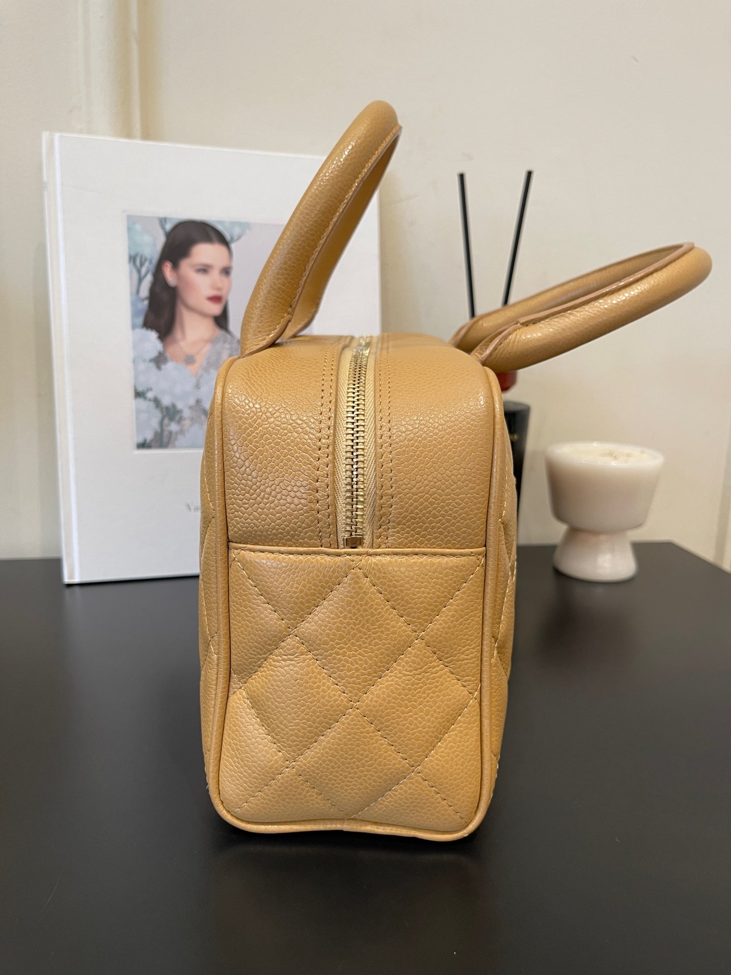 Chanel - Bowling bag - Leather - Beige - (medium)
