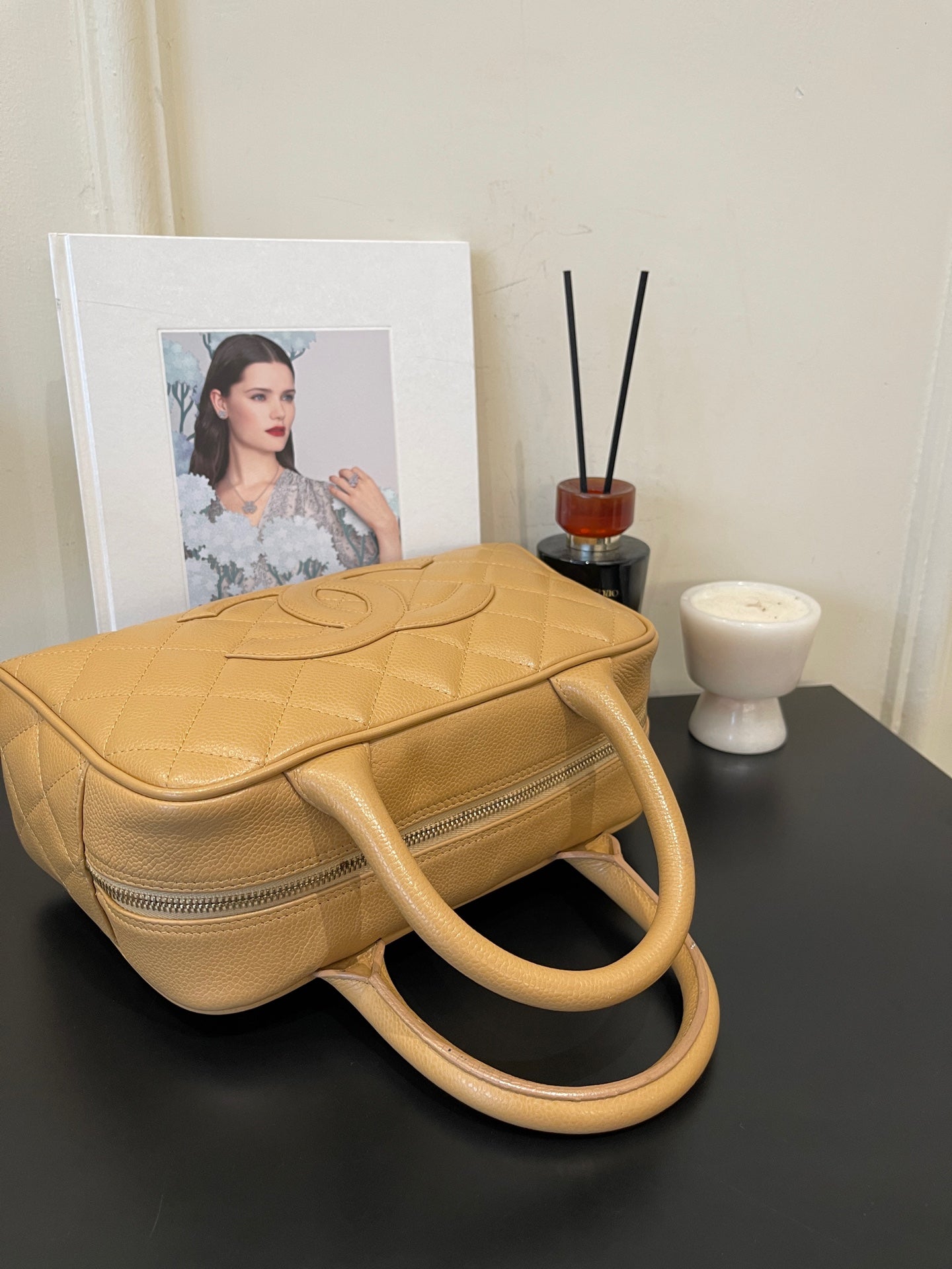 Chanel - Bowling bag - Leather - Beige - (medium)