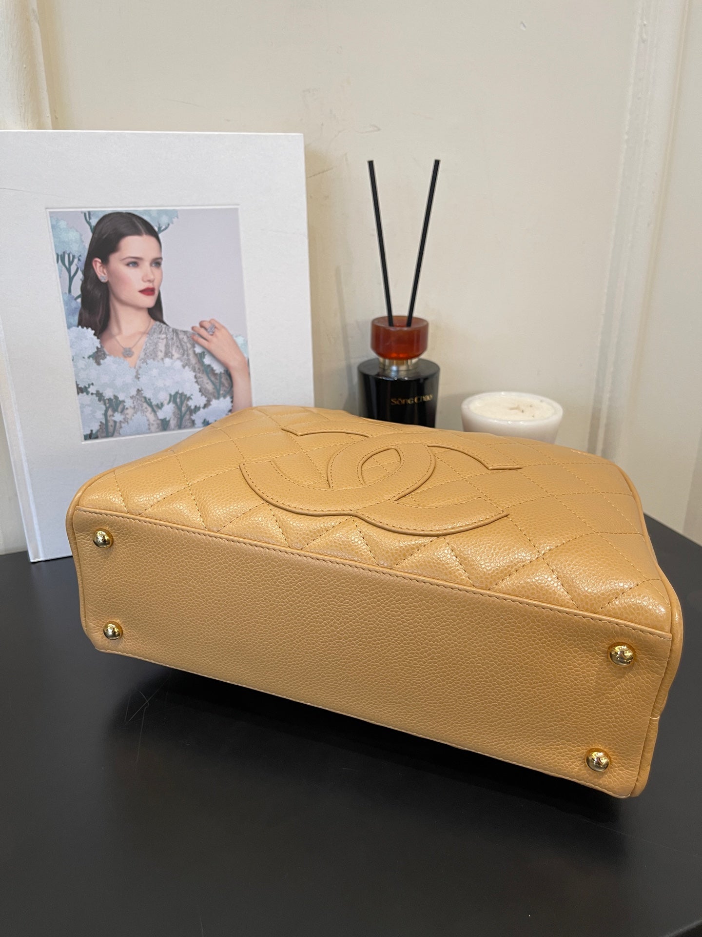 Chanel - Bowling bag - Leather - Beige - (medium)