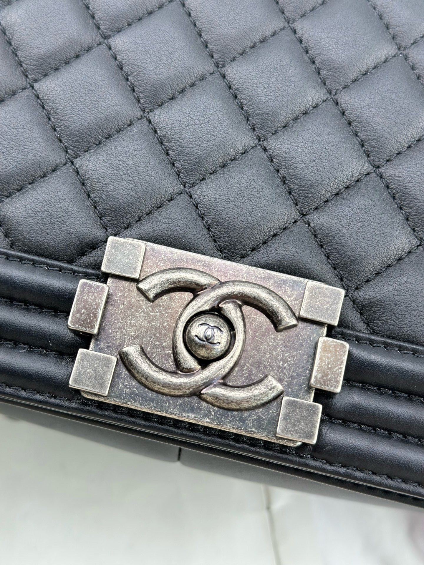 Chanel - Boy Bag - Calfskin leather - Black - (Medium)