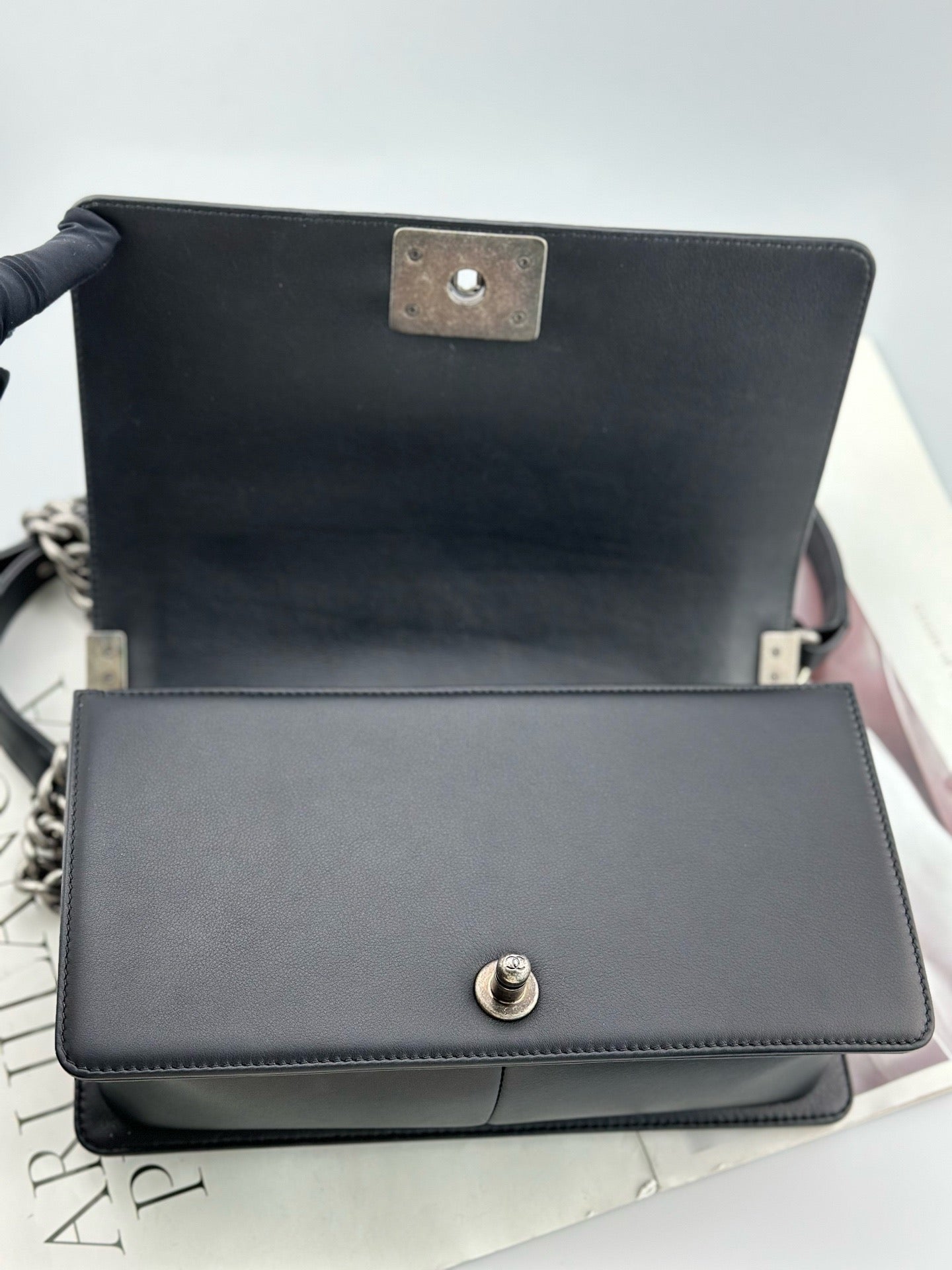 Chanel - Boy Bag - Calfskin leather - Black - (Medium)