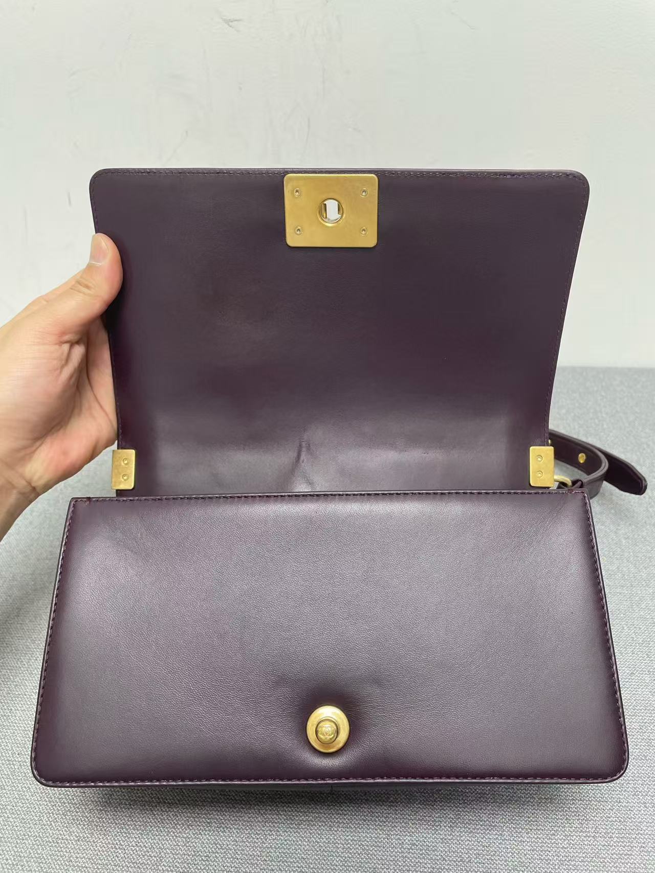 Chanel - Boy Bag - Calfskin leather - Burgundy with Gold-Tone Hardware - (Medium)