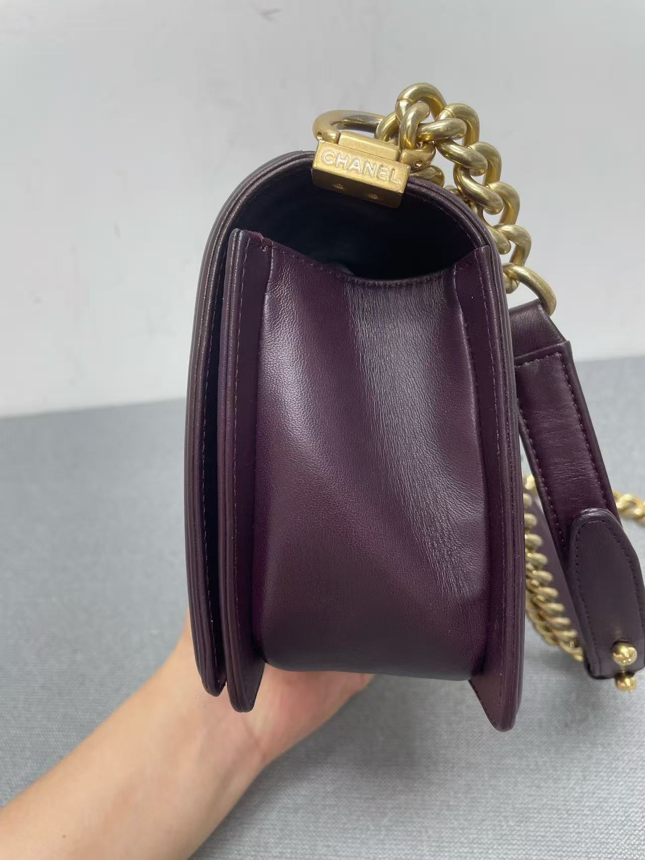Chanel - Boy Bag - Calfskin leather - Burgundy with Gold-Tone Hardware - (Medium)