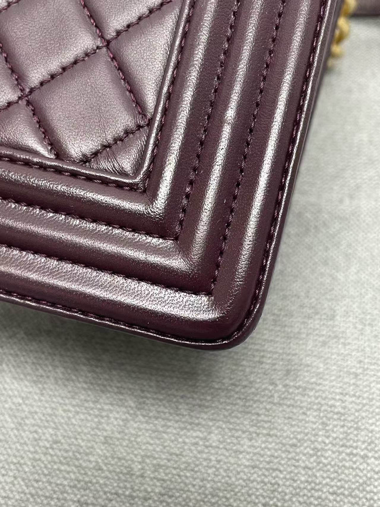 Chanel - Boy Bag - Calfskin leather - Burgundy with Gold-Tone Hardware - (Medium)