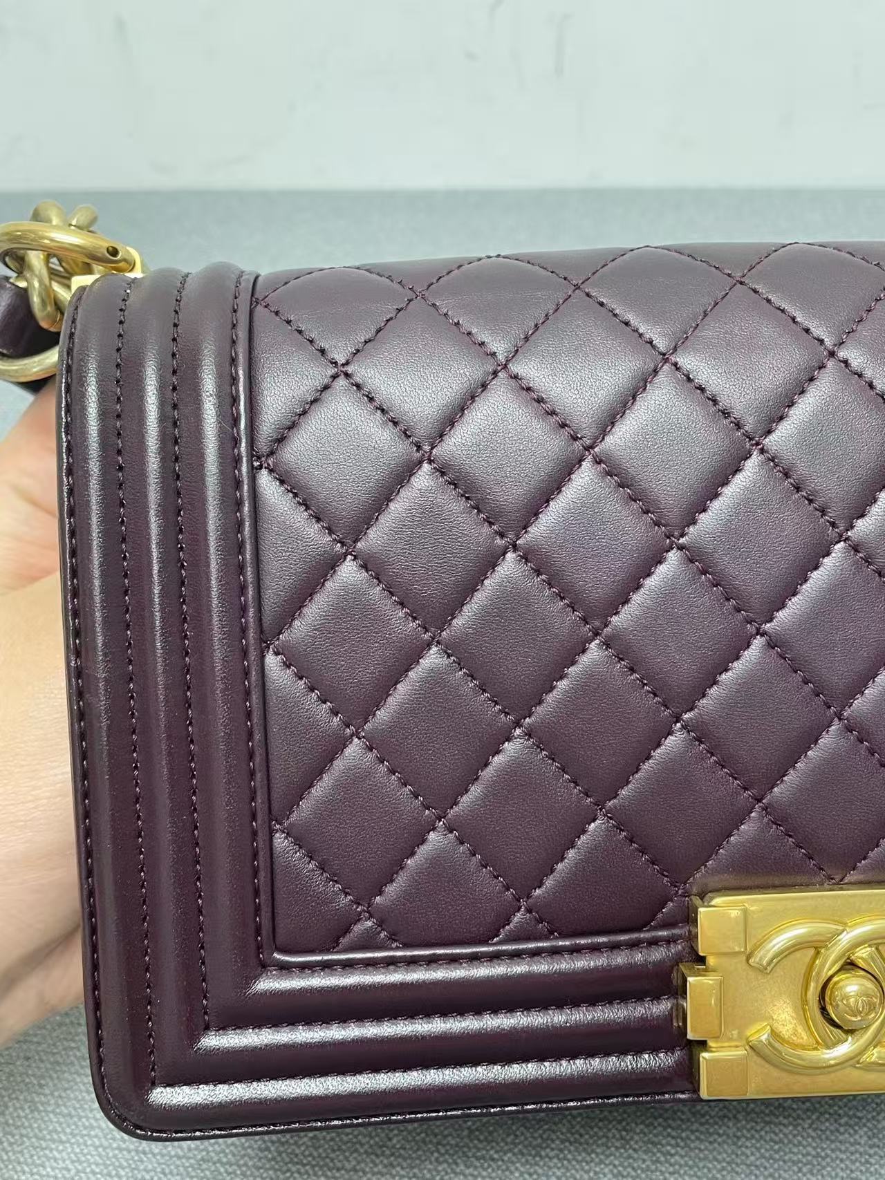 Chanel - Boy Bag - Calfskin leather - Burgundy with Gold-Tone Hardware - (Medium)
