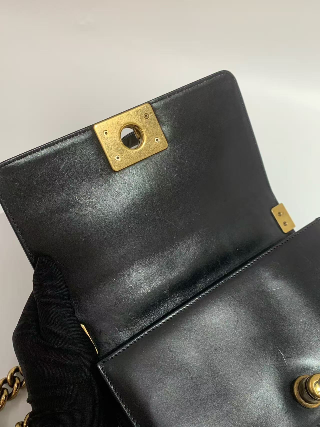 Chanel - Boy Bag - Cowhide leather - Black with Aged Gold-Tone Hardware - (small)