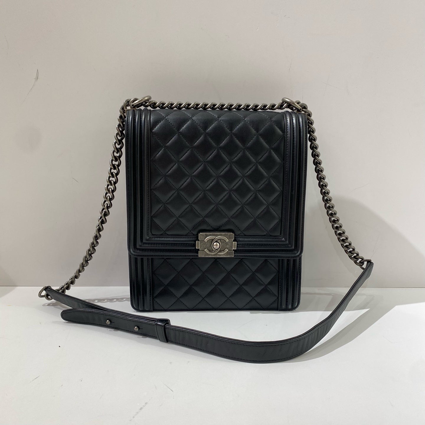 Chanel - Boy Bag - Lambskin leather - Black - (Medium)
