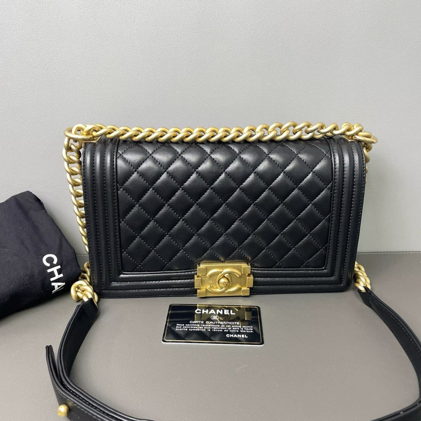 Chanel - Boy Bag - Lambskin leather - Black with Gold-Tone Hardware - (medium)