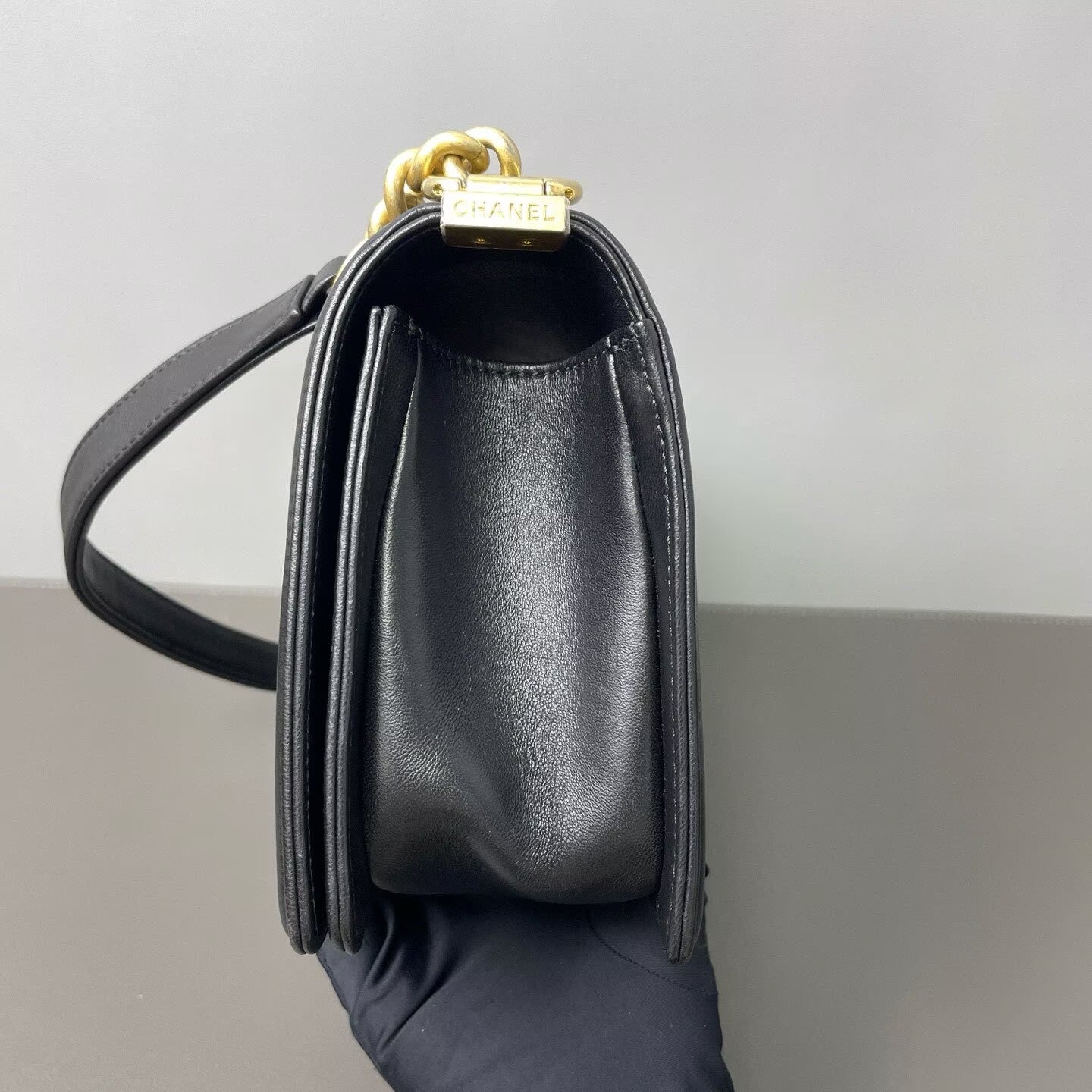 Chanel - Boy Bag - Lambskin leather - Black with Gold-Tone Hardware - (medium)