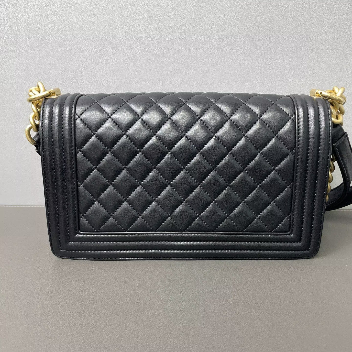 Chanel - Boy Bag - Lambskin leather - Black with Gold-Tone Hardware - (medium)