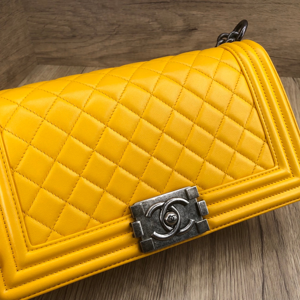 Chanel - Boy Medium - Leather - Yellow - (medium)