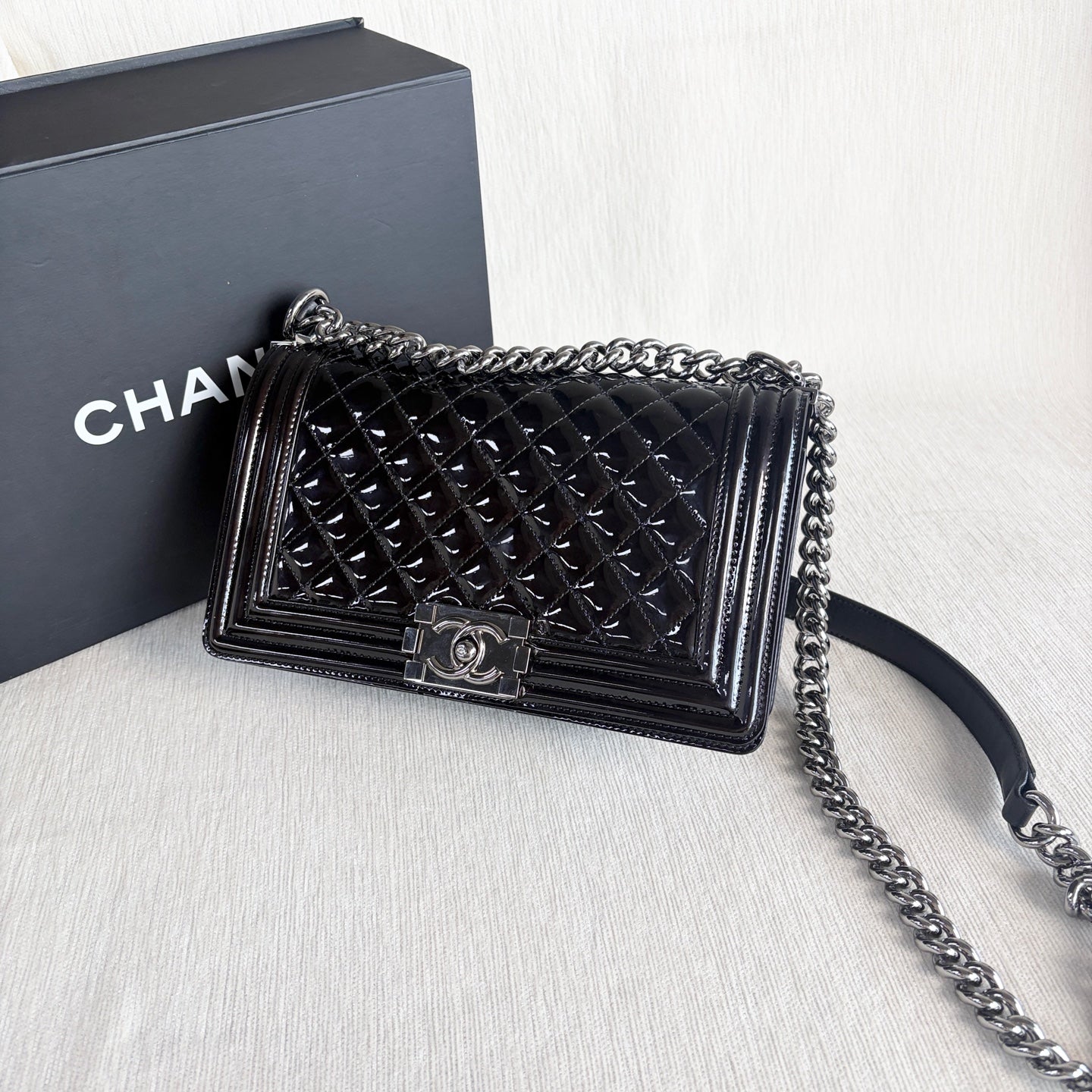 Chanel - Boy - Patent leather - Black - (medium)