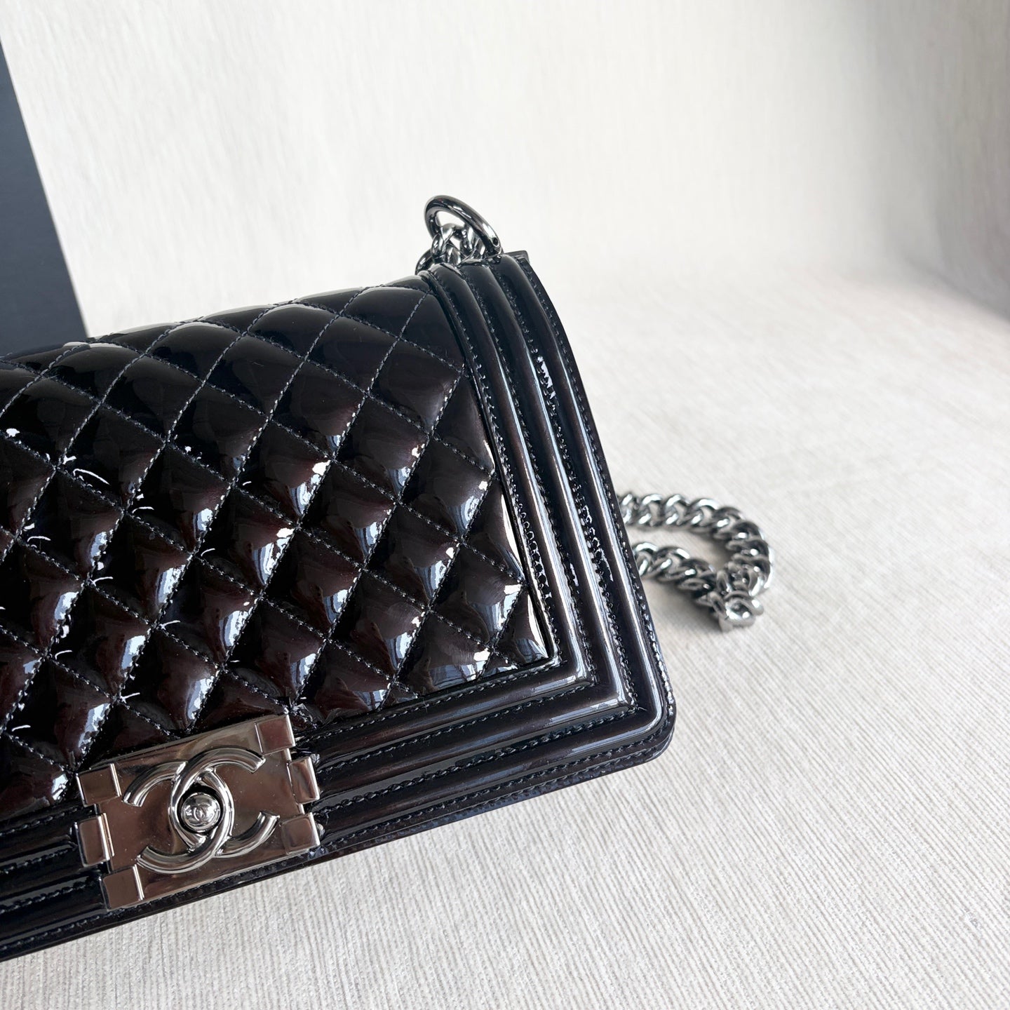 Chanel - Boy - Patent leather - Black - (medium)