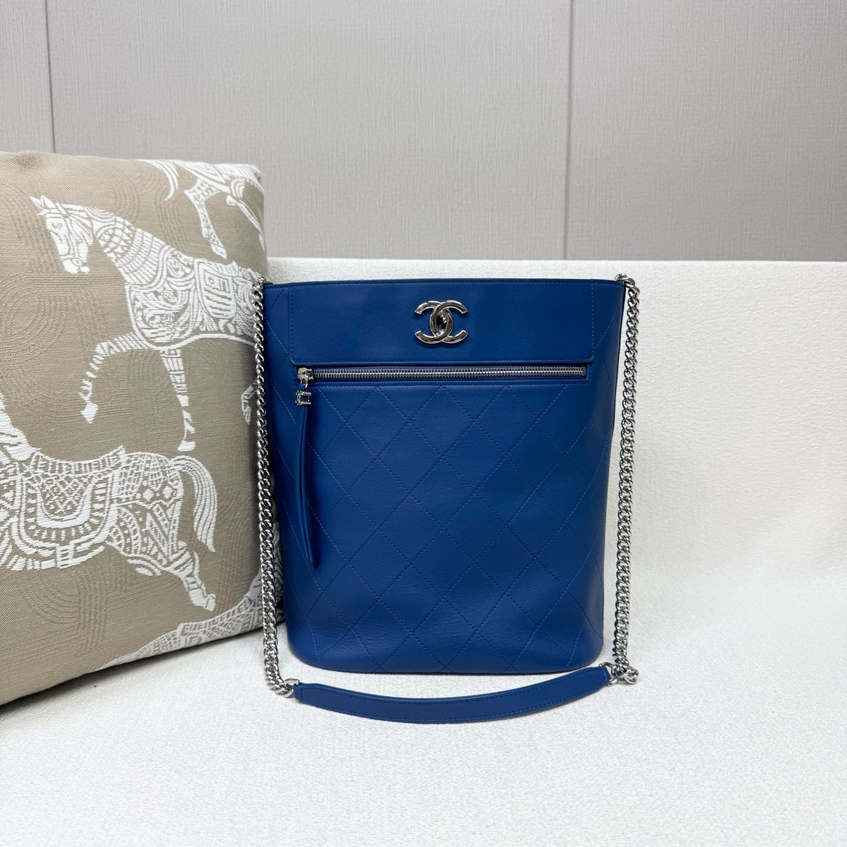 Chanel - Bucket Bag - Leather - Blue - (medium)