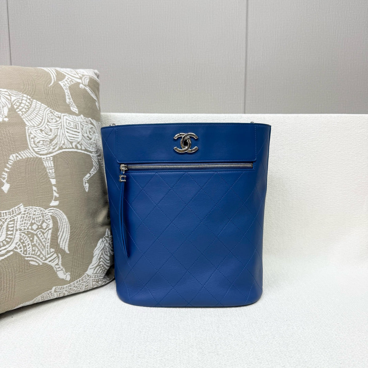 Chanel - Bucket Bag - Leather - Blue - (medium)