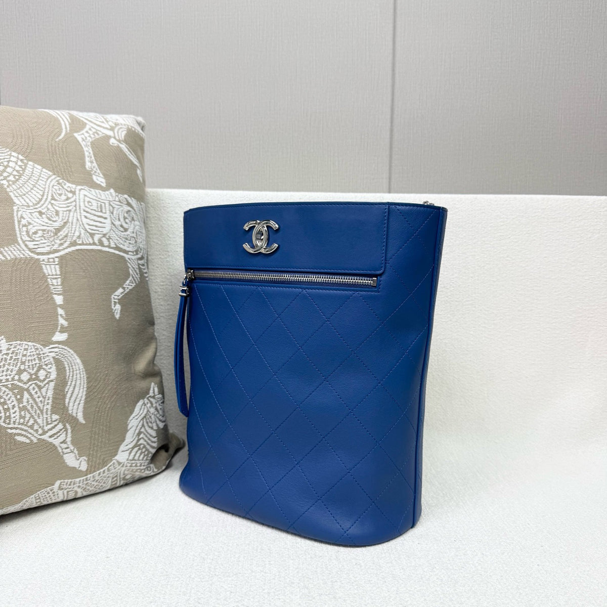 Chanel - Bucket Bag - Leather - Blue - (medium)