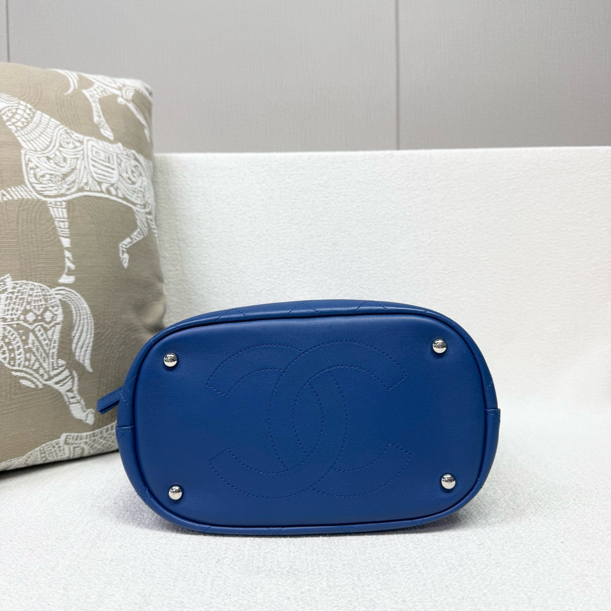Chanel - Bucket Bag - Leather - Blue - (medium)