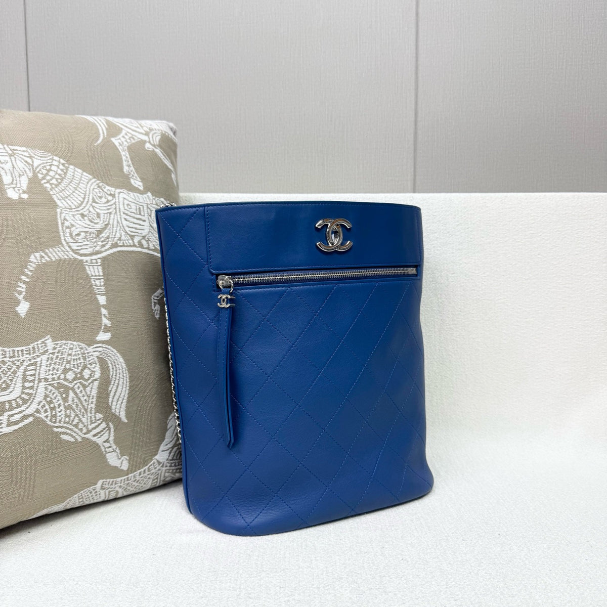 Chanel - Bucket Bag - Leather - Blue - (medium)