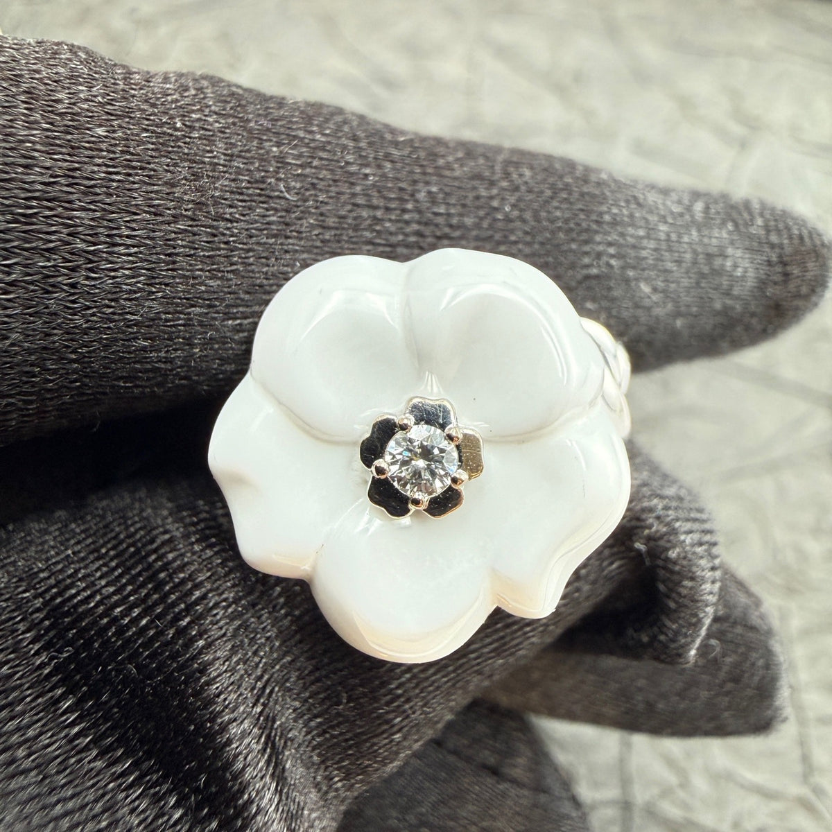 Chanel - Camélia - White gold - Silver - (54)