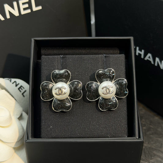 Chanel - Camellia 21B - Metal alloy with resin petals and imitation pearl centers - Black