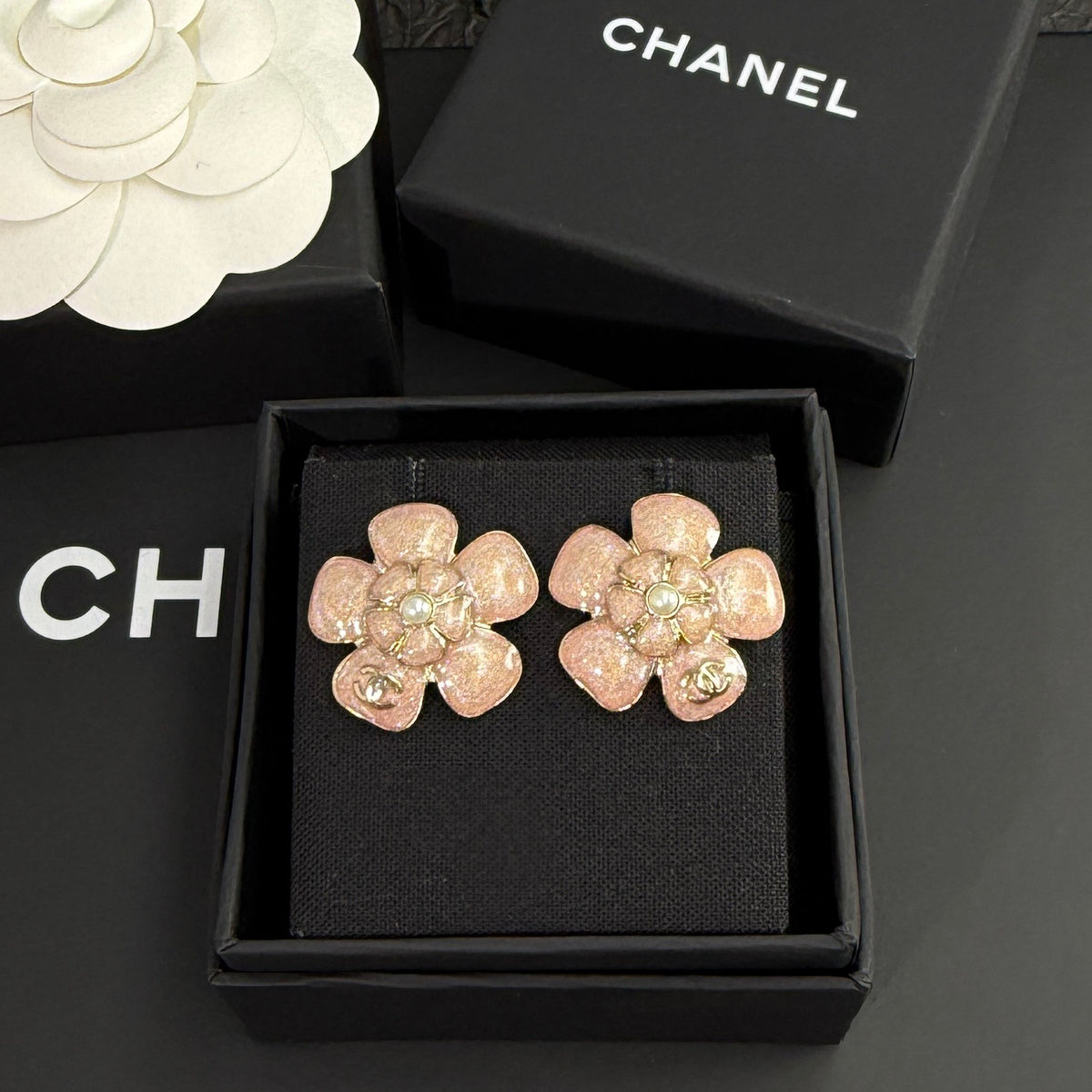 Chanel - Camellia 26C - Gold-tone metal with faux pearl center accents. - Pink