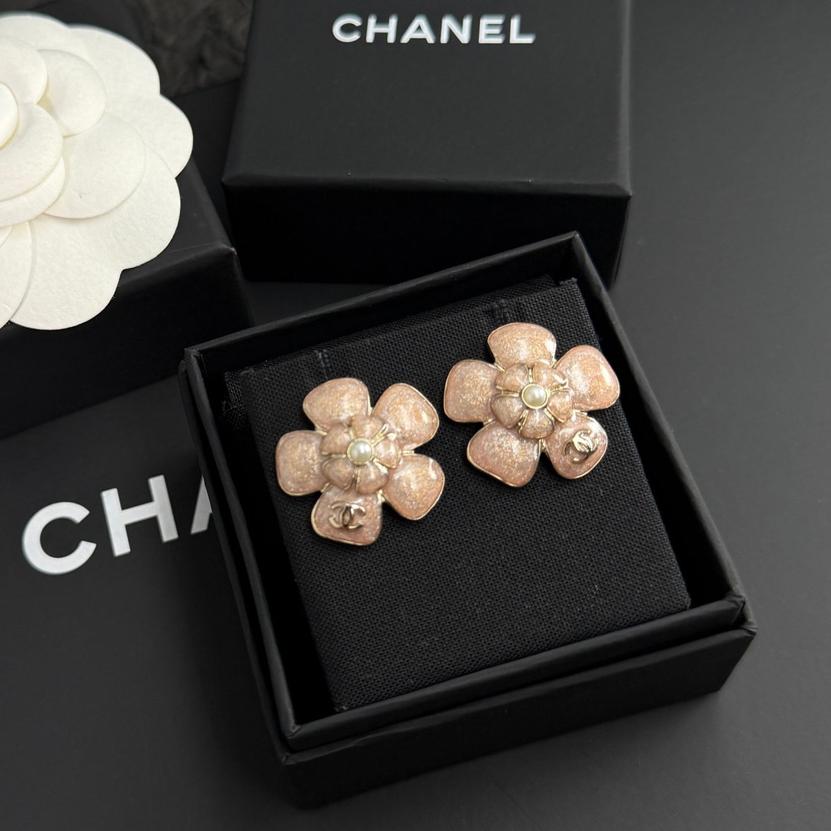Chanel - Camellia 26C - Gold-tone metal with faux pearl center accents. - Pink
