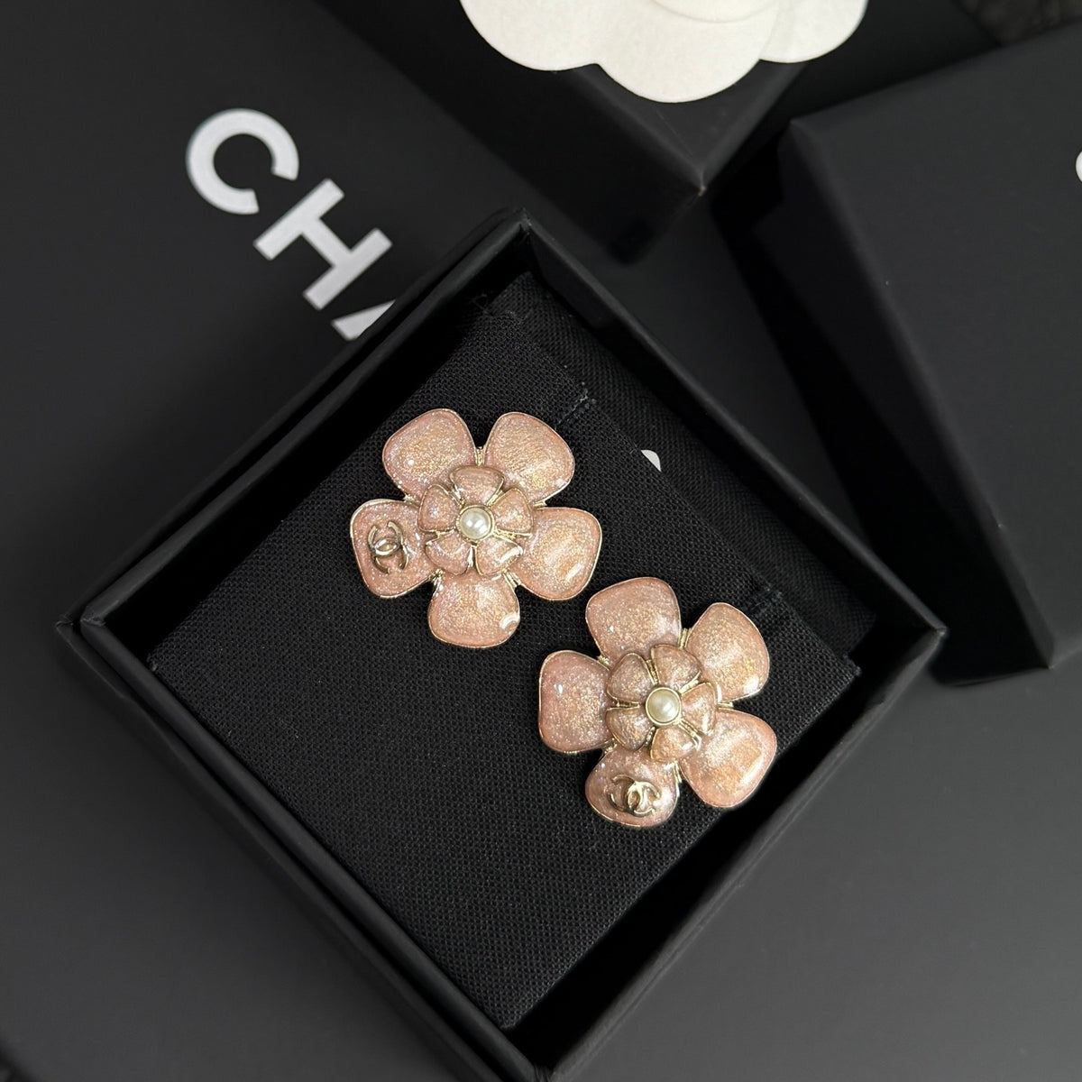 Chanel - Camellia 26C - Gold-tone metal with faux pearl center accents. - Pink