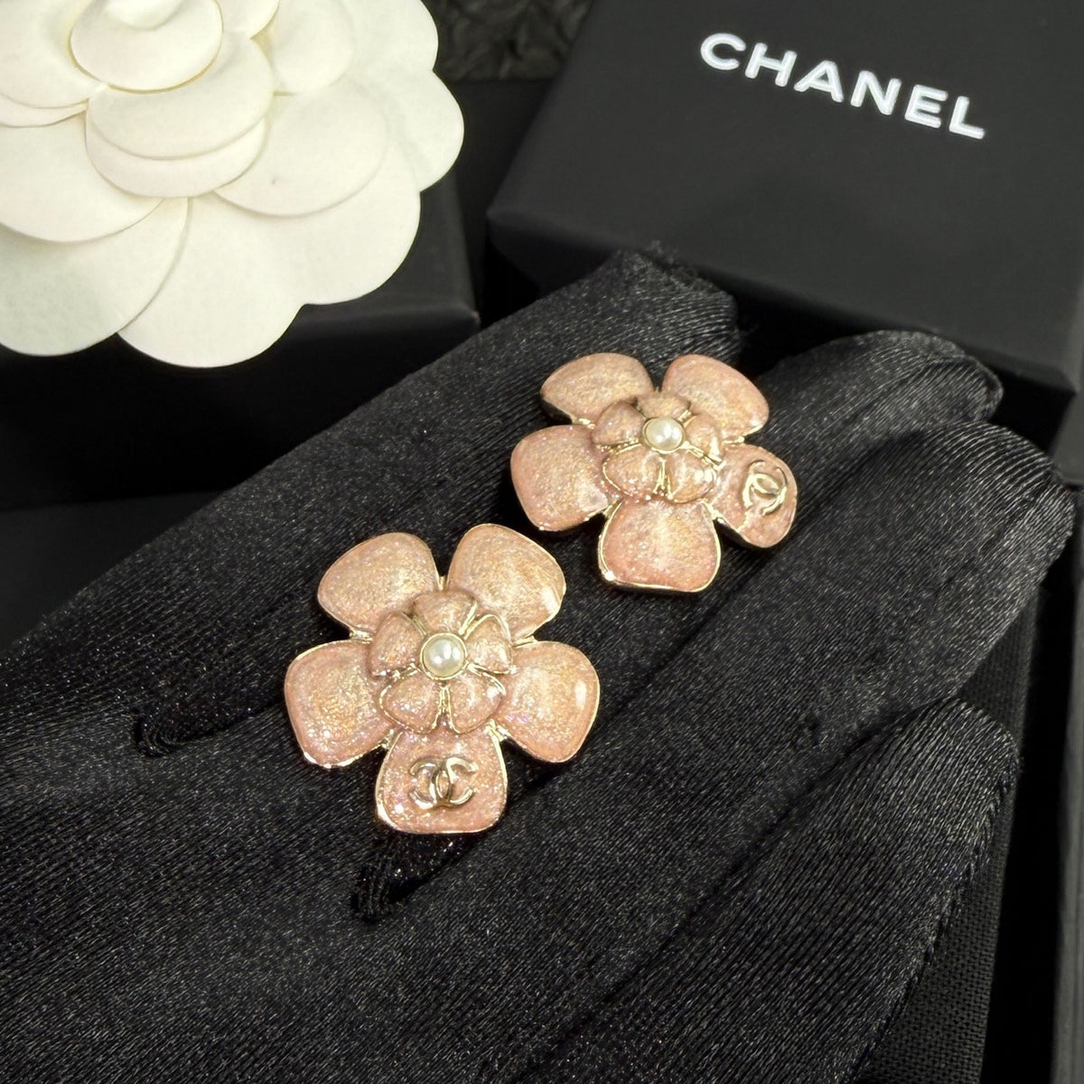 Chanel - Camellia 26C - Gold-tone metal with faux pearl center accents. - Pink