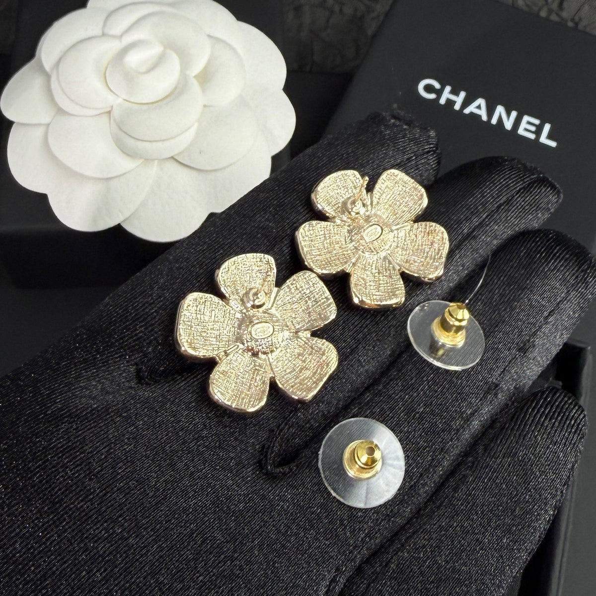 Chanel - Camellia 26C - Gold-tone metal with faux pearl center accents. - Pink