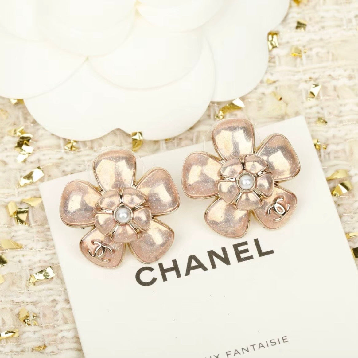 Chanel - Camellia 26C - Gold-tone metal with faux pearl center accents. - Pink