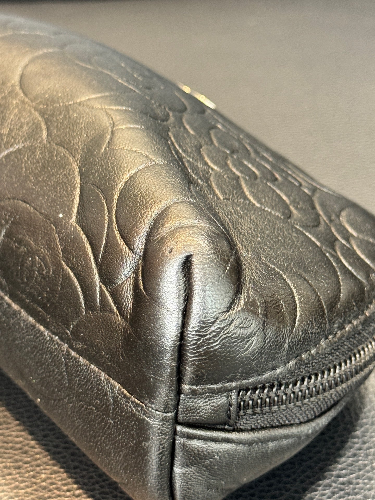 Chanel - Camellia Cosmetic Pouch - Leather - Black - (mini)