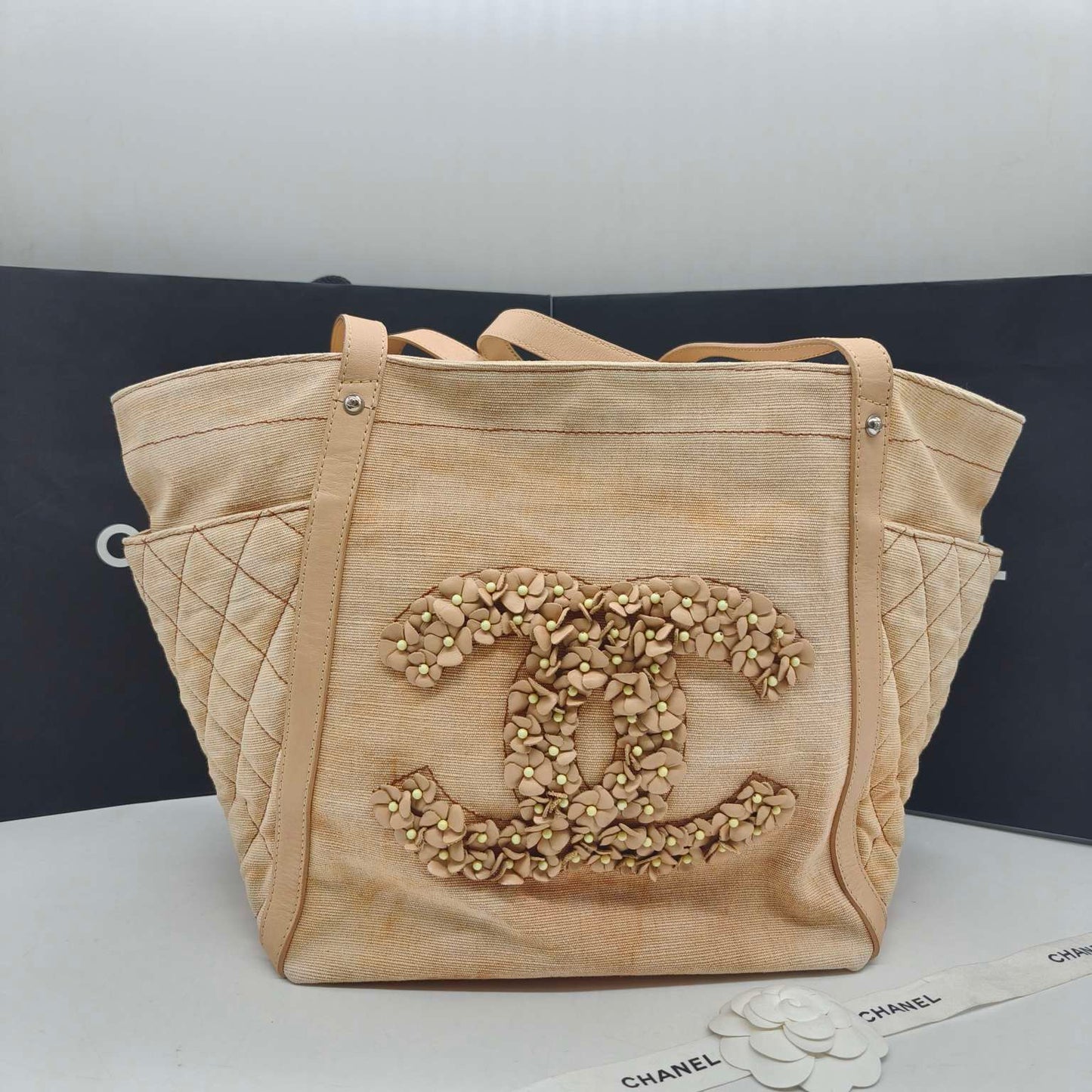 Chanel - Camellia Embellished CC Beach Tote - Woven cotton fabric with leather trim - Beige - (Medium)