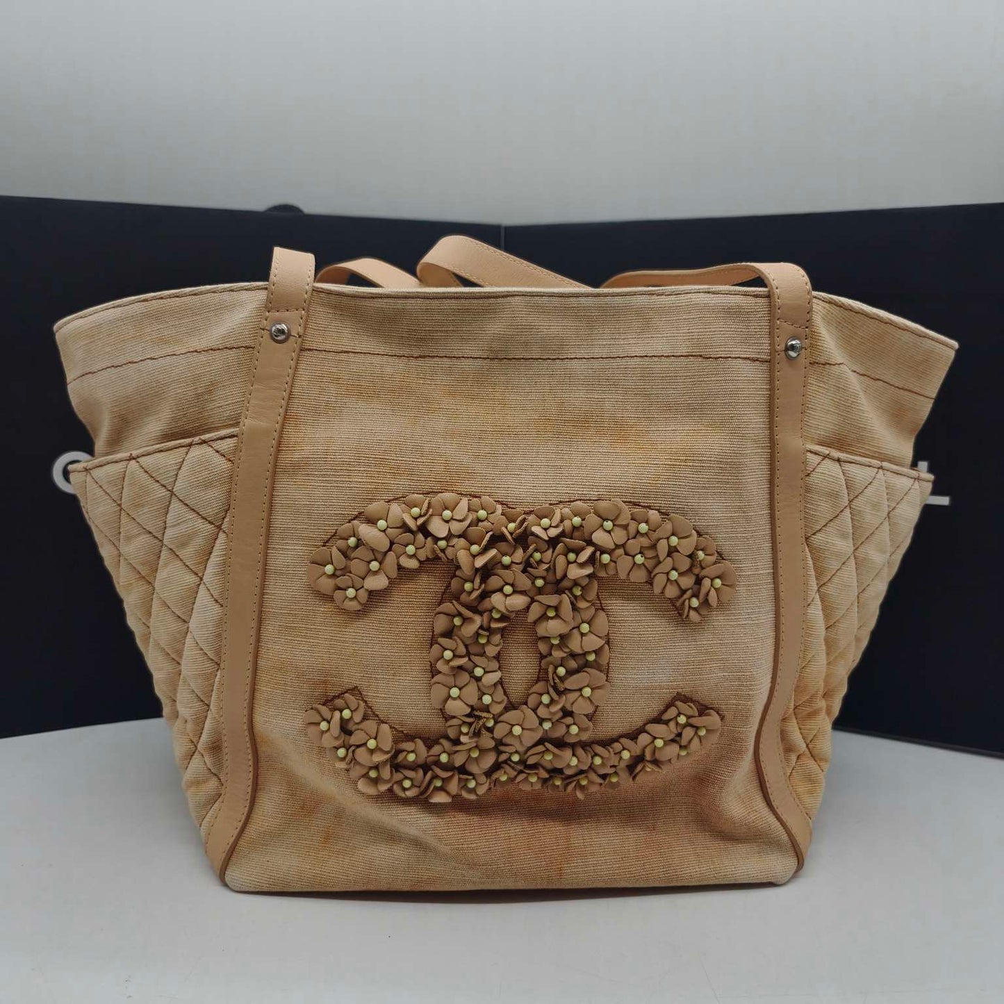 Chanel - Camellia Embellished CC Beach Tote - Woven cotton fabric with leather trim - Beige - (Medium)