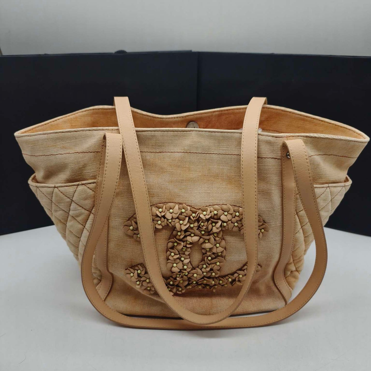 Chanel - Camellia Embellished CC Beach Tote - Woven cotton fabric with leather trim - Beige - (Medium)