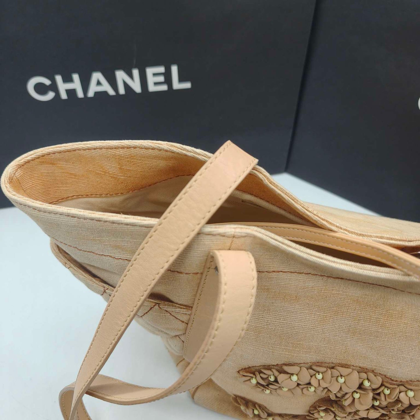 Chanel - Camellia Embellished CC Beach Tote - Woven cotton fabric with leather trim - Beige - (Medium)