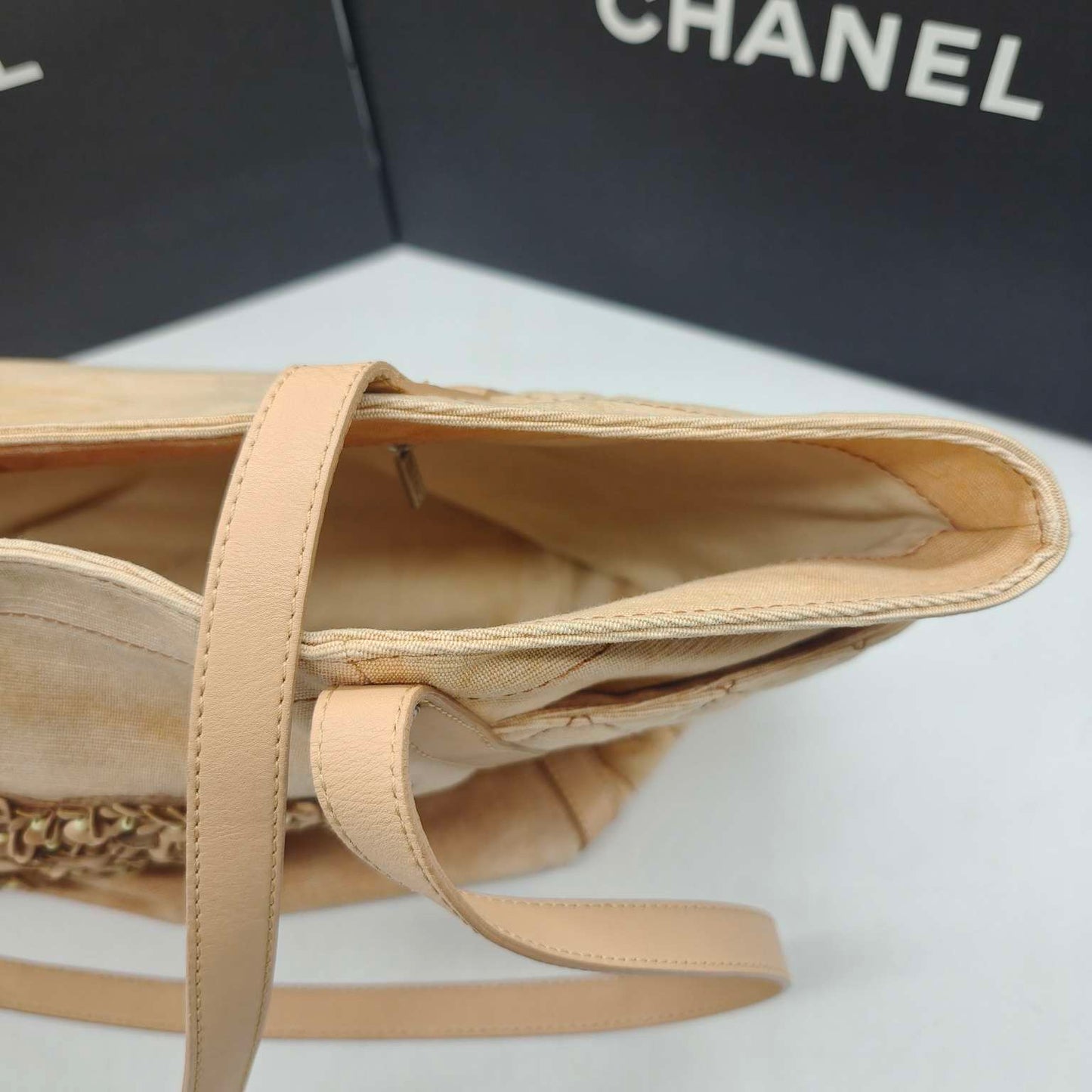 Chanel - Camellia Embellished CC Beach Tote - Woven cotton fabric with leather trim - Beige - (Medium)