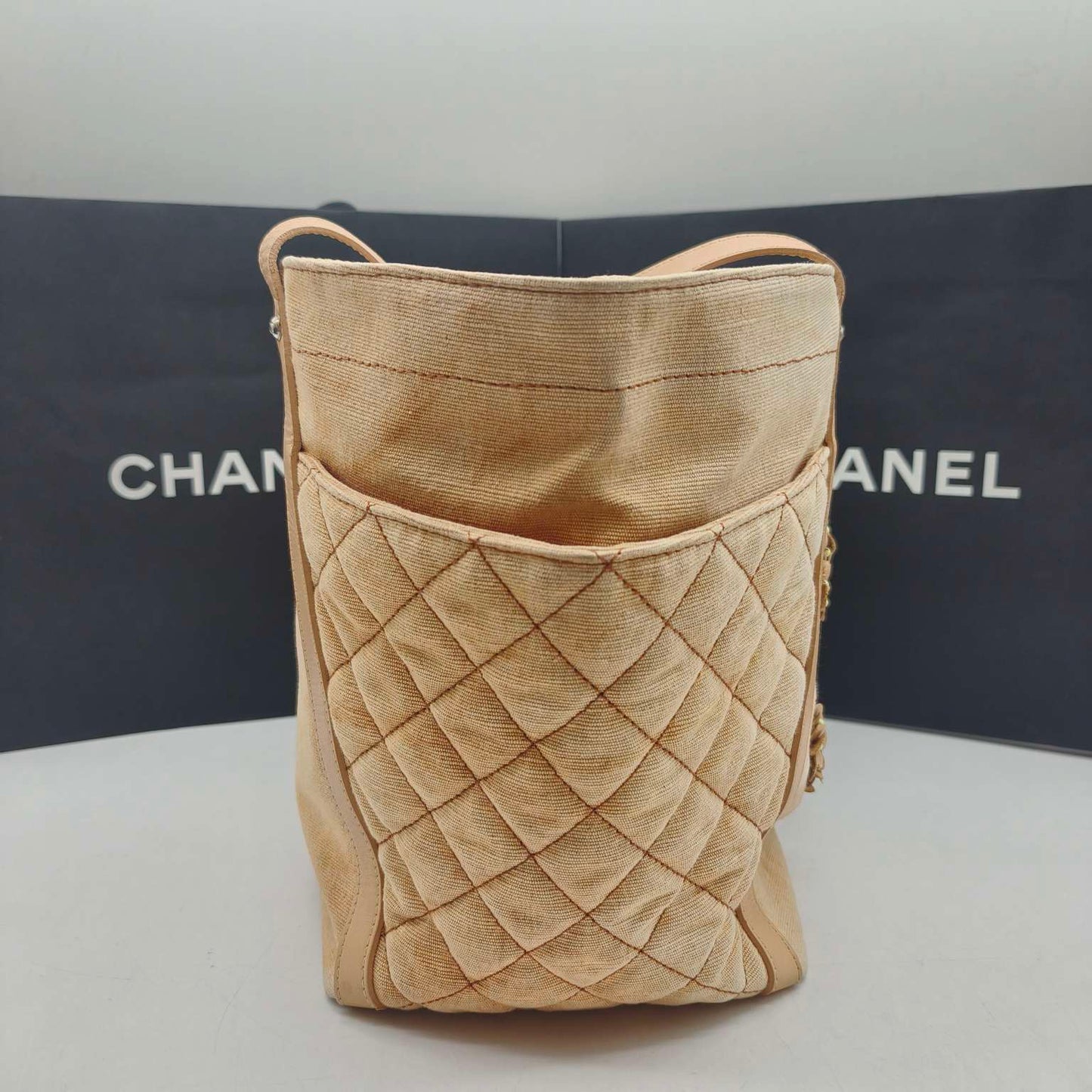 Chanel - Camellia Embellished CC Beach Tote - Woven cotton fabric with leather trim - Beige - (Medium)