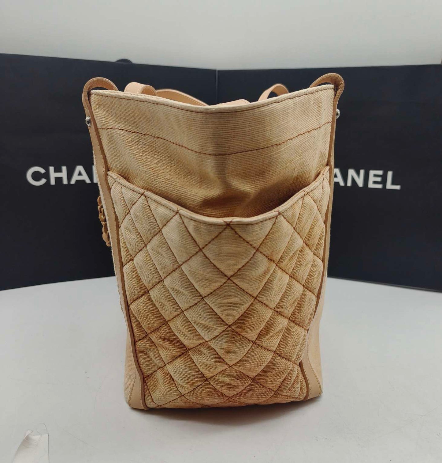 Chanel - Camellia Embellished CC Beach Tote - Woven cotton fabric with leather trim - Beige - (Medium)