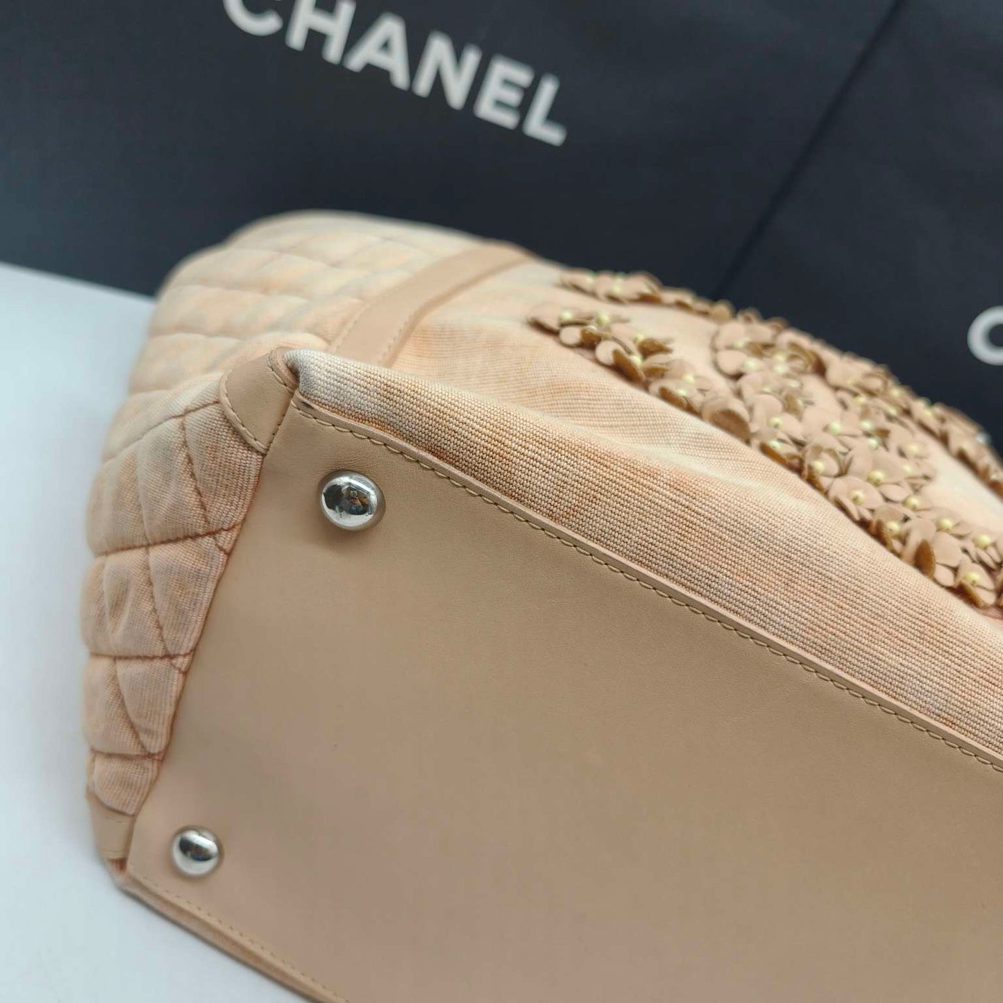 Chanel - Camellia Embellished CC Beach Tote - Woven cotton fabric with leather trim - Beige - (Medium)