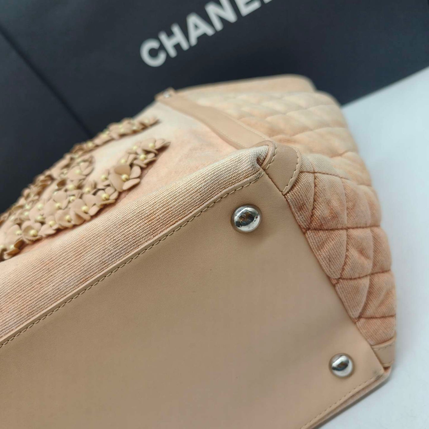 Chanel - Camellia Embellished CC Beach Tote - Woven cotton fabric with leather trim - Beige - (Medium)