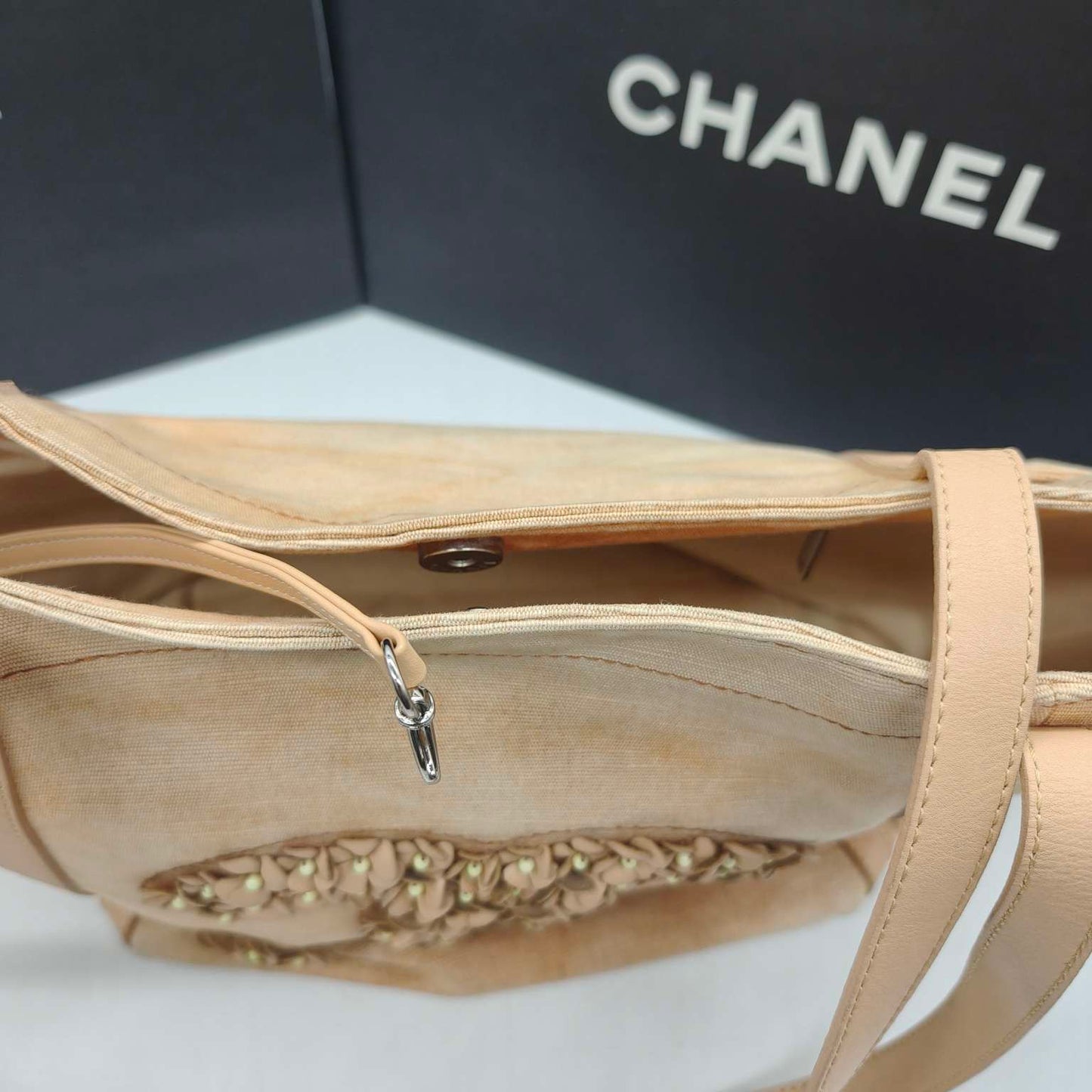 Chanel - Camellia Embellished CC Beach Tote - Woven cotton fabric with leather trim - Beige - (Medium)