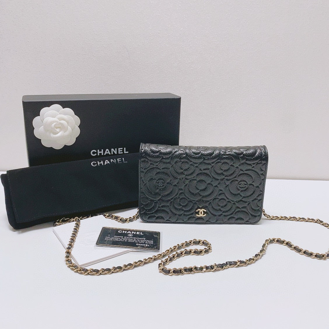 Chanel - Camellia Embossed WOC (Wallet on Chain) - Grained calfskin leather - Black - (mini)