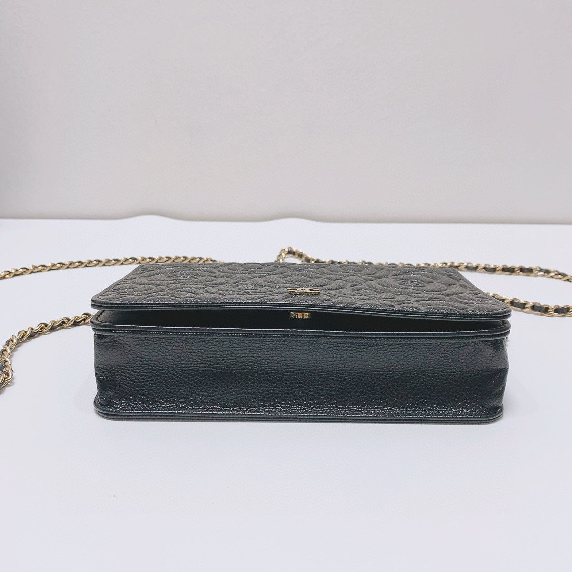 Chanel - Camellia Embossed WOC (Wallet on Chain) - Grained calfskin leather - Black - (mini)