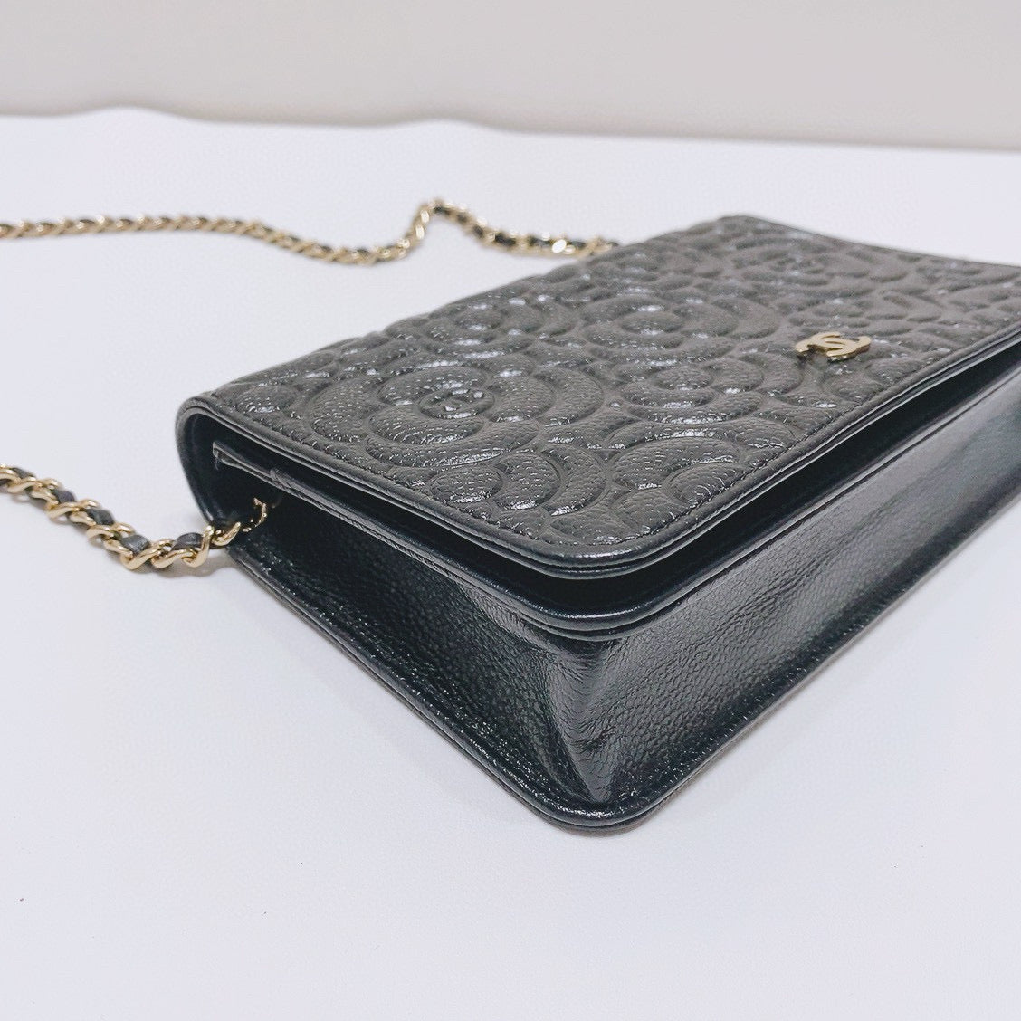 Chanel - Camellia Embossed WOC (Wallet on Chain) - Grained calfskin leather - Black - (mini)