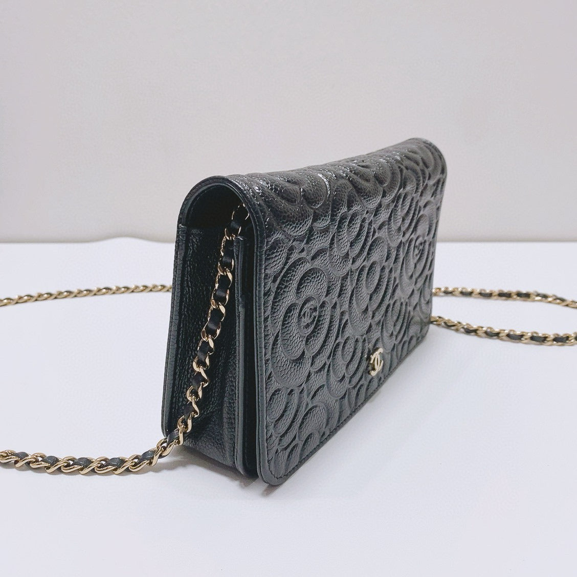 Chanel - Camellia Embossed WOC (Wallet on Chain) - Grained calfskin leather - Black - (mini)