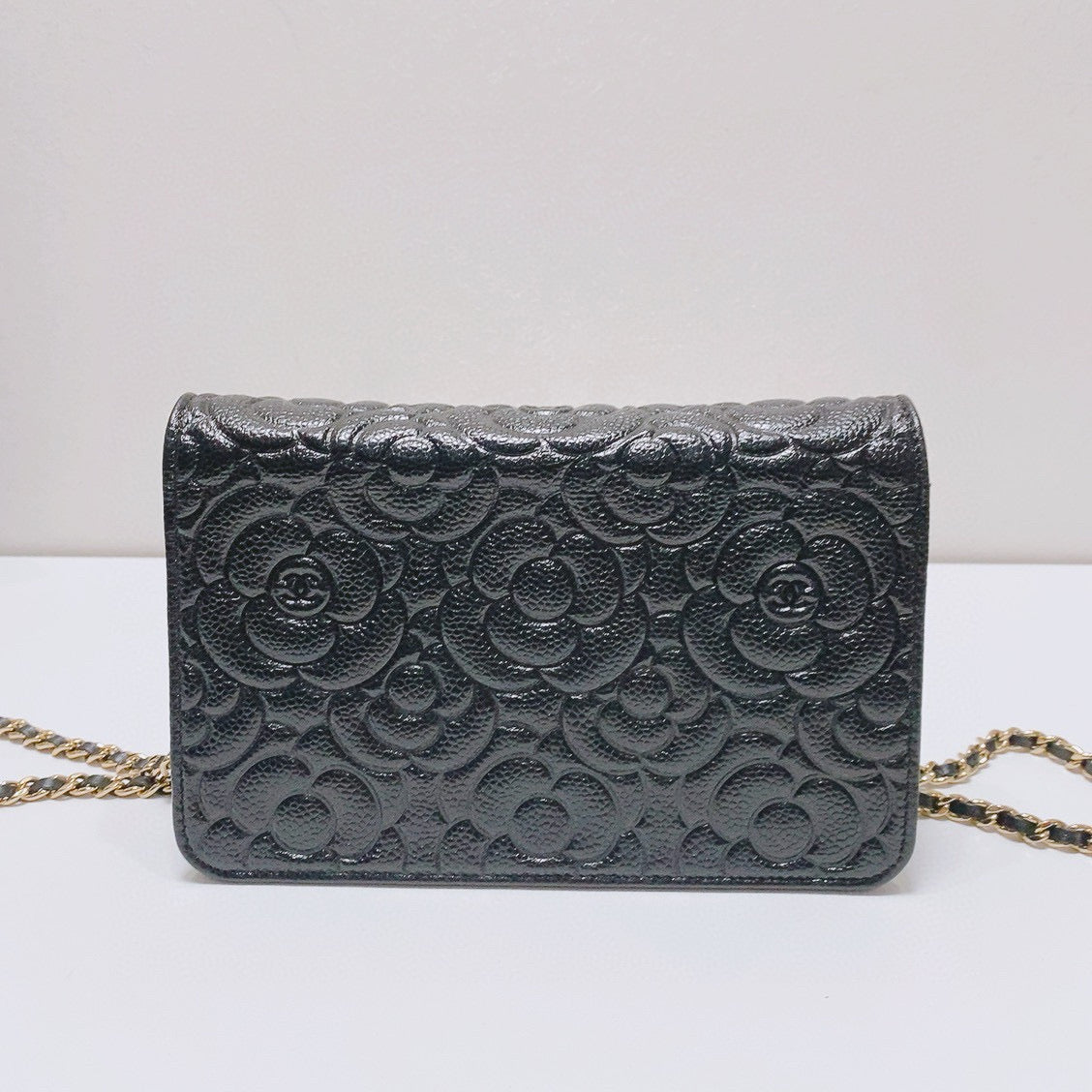 Chanel - Camellia Embossed WOC (Wallet on Chain) - Grained calfskin leather - Black - (mini)