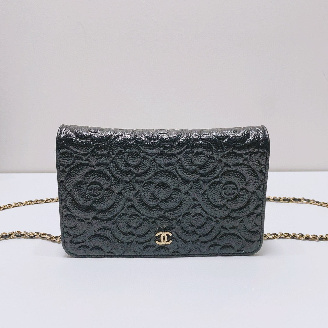 Chanel - Camellia Embossed WOC (Wallet on Chain) - Grained calfskin leather - Black - (mini)