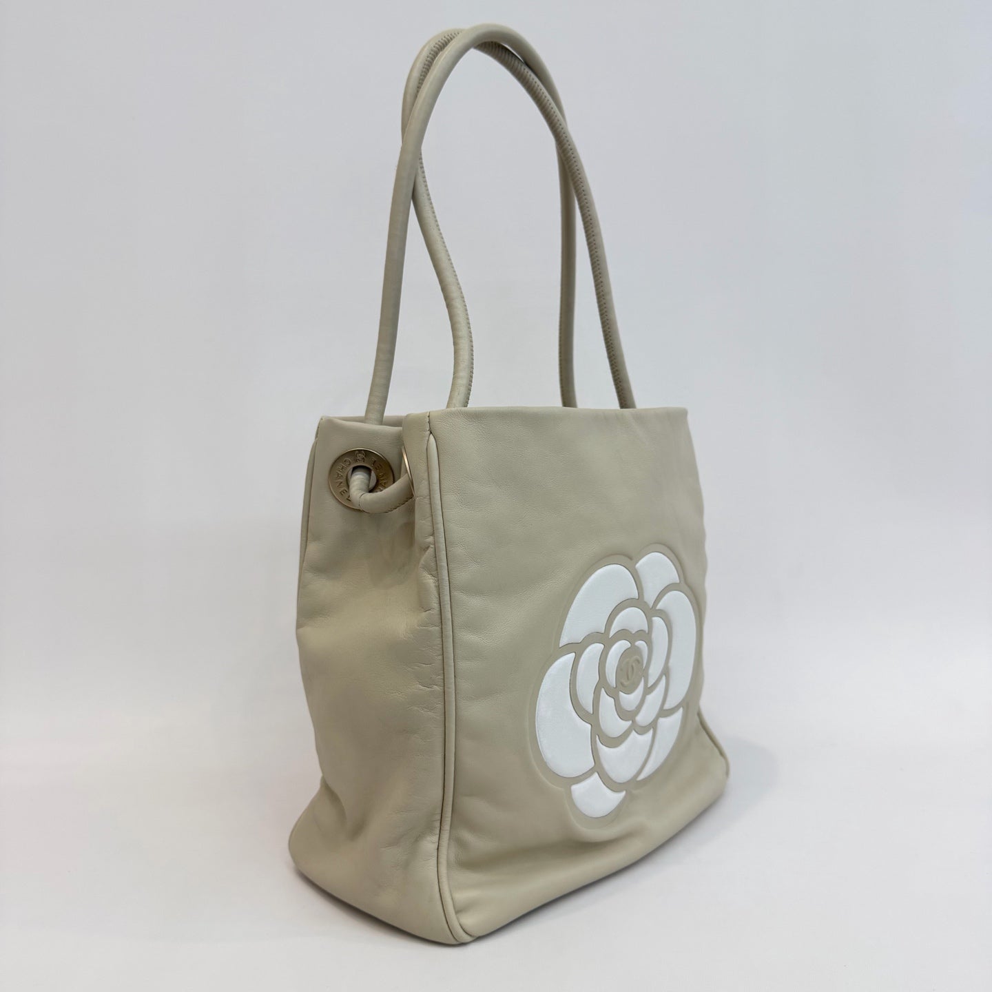 Chanel - Camellia Tote Bag - Lambskin leather - Beige with White accents